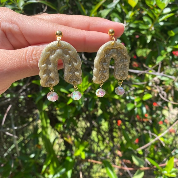 Gold arch textured dangle earrings - Picture 2 of 3